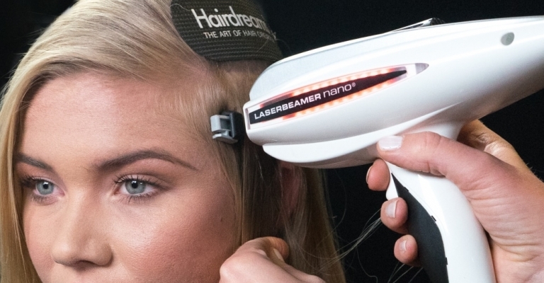 Woman gets her hair lengthened with Laserbeamer Nano