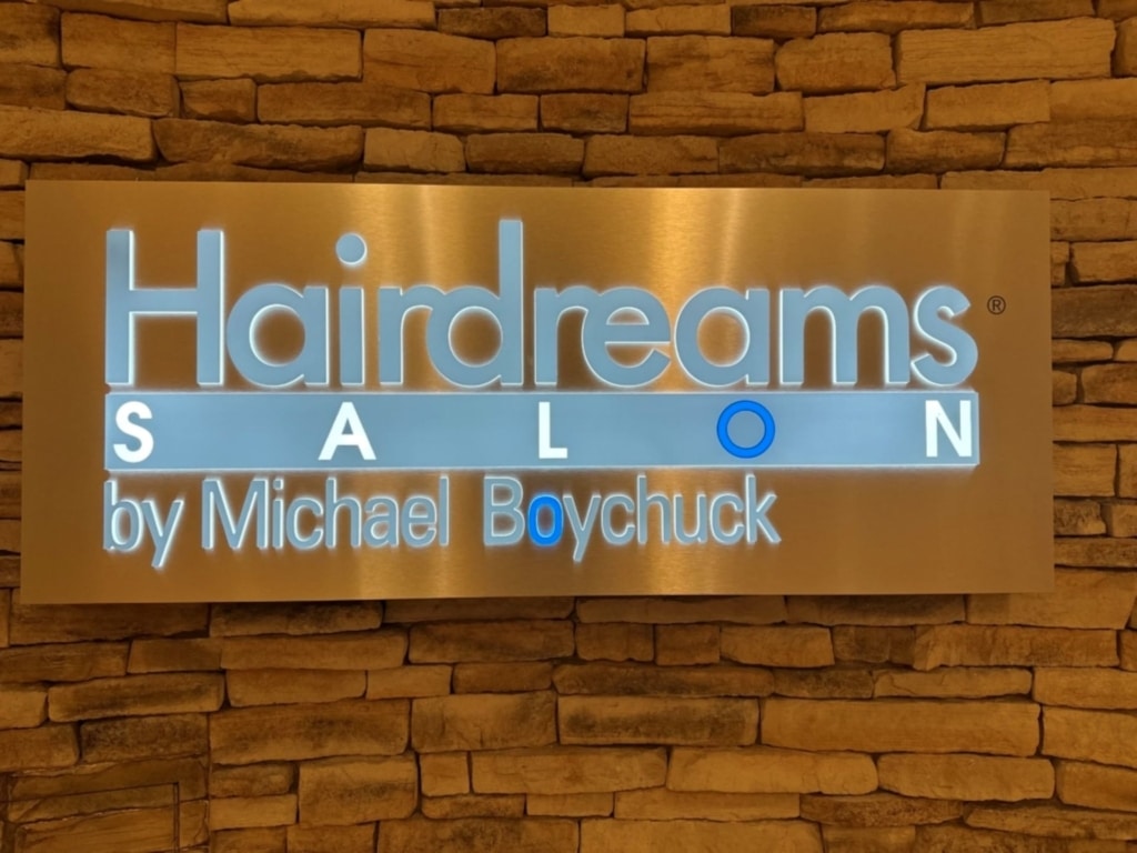 Hairdreams logo sign on the wall